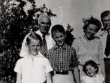 Familiealbum Sdb046 1  1949 Sommeren 1949 i Horsens. Det er fætter Poul, der står ved siden af mig.